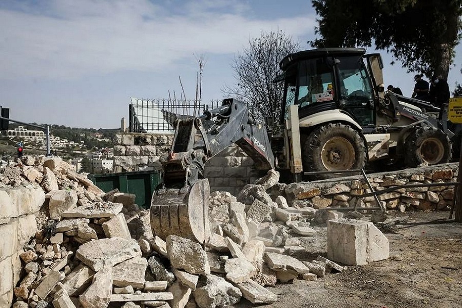 Israeli forces destroying Muslim Cemetery in Quds