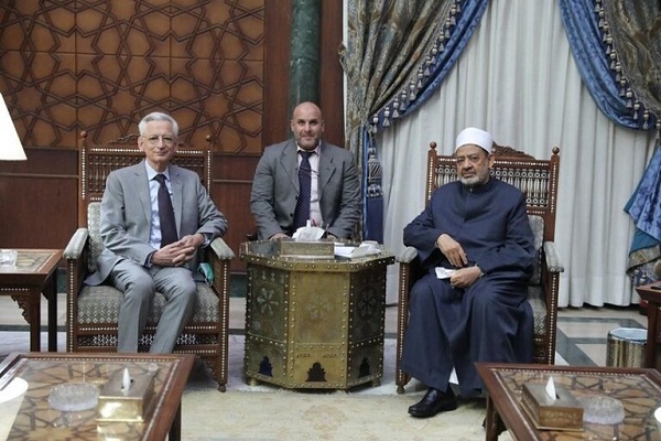 Al-Azhar Sheikh meets French envoy