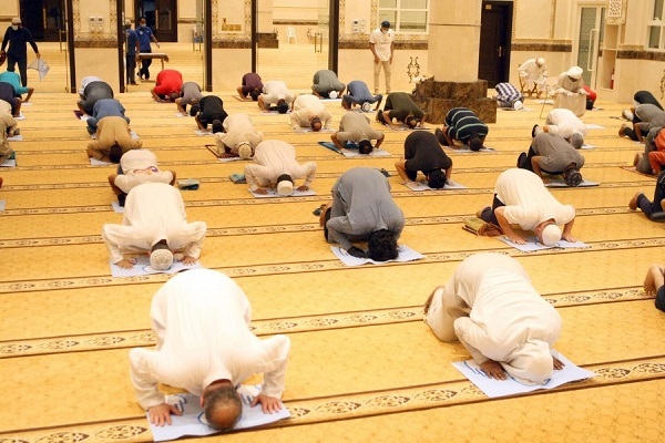 Worshippers Pray Mask-Free in UAE Mosques