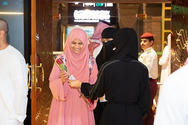 Hajj Pilgrims Visit Prophet’s Mosque Exhibition  