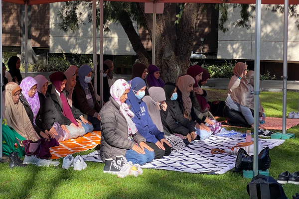 Melbourne’s Monash University Students Pray Outside in Protest of Inadequate Prayer Spaces