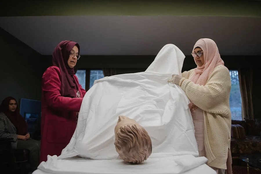 Muslim women helping burial