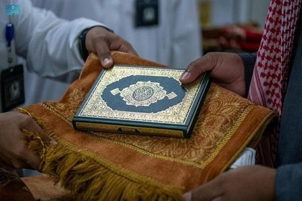 Umrah pilgrims given Quran in Mecca