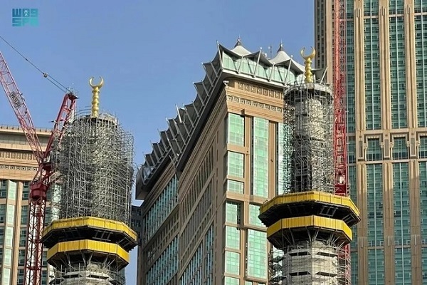 Holy Grand Mosque Receives Two New Crescents Ahead of Hajj Season