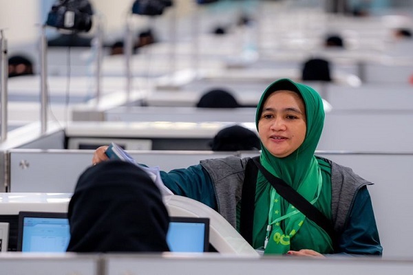 Umrah pilgrims arrive at Medina airport