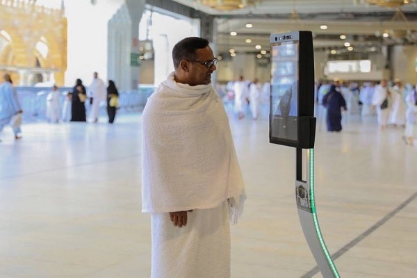 ‘Guidance Robot’ Unveiled at Mecca Grand Mosque to Help Pilgrims