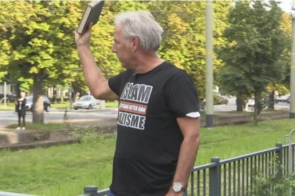 Edwin Wagensveld desecrating Quran in Netherlands