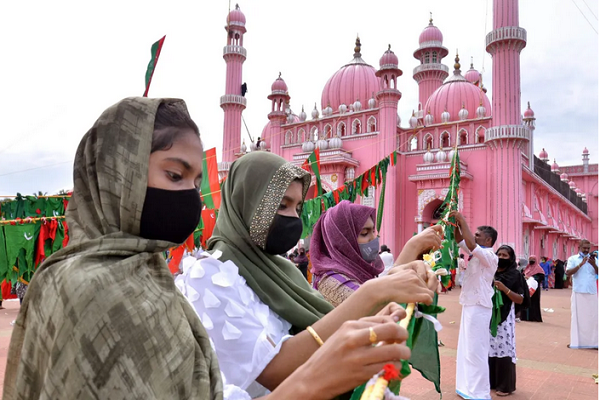 Students visit mosque in India's Goa