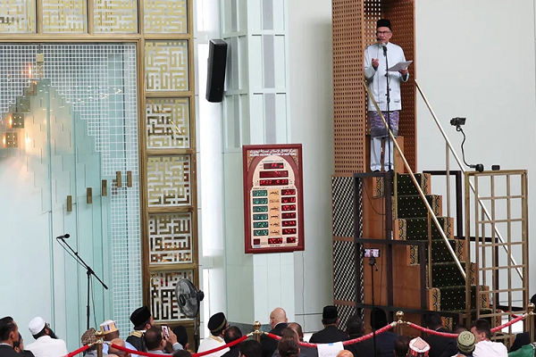 Malaysian Prime Minister Anwar delivering the Friday prayers sermon at a New York Mosque
