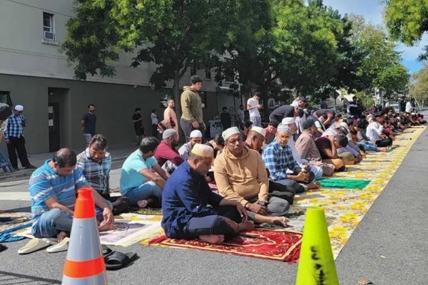 Brooklyn Muslims Hold Friday Prayer in Car-Free Street