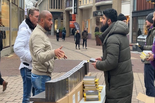 Muslims distribute free copies of Quran after failed Quran desecration attempt in the Netherlands