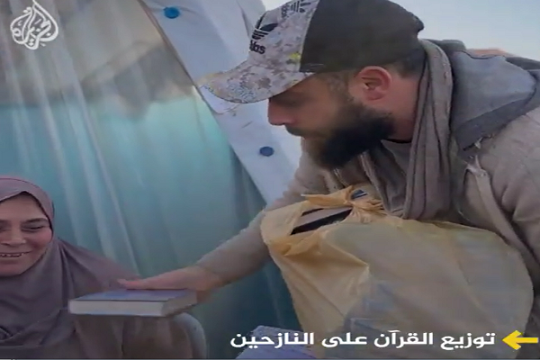 Palestinian Youth Distributes Qurans among Refugees in Gaza  