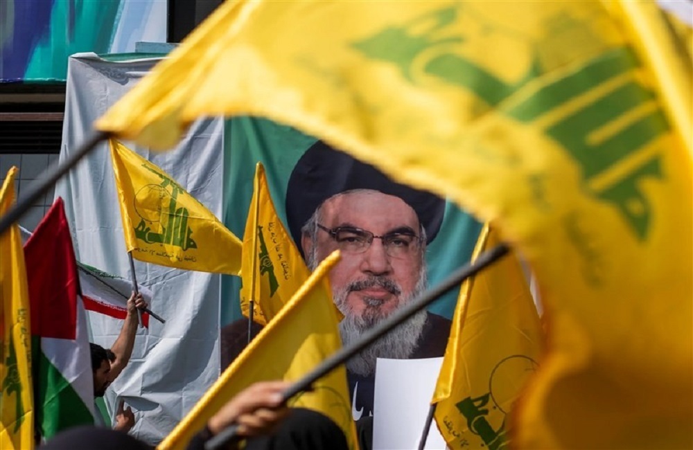 People carrying the flag of the Hezbollah resistance movement