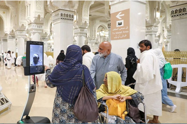 A fleet of guidance robots have been deployed at the Grand Mosque in Mecca to help worshippers and pilgrims.