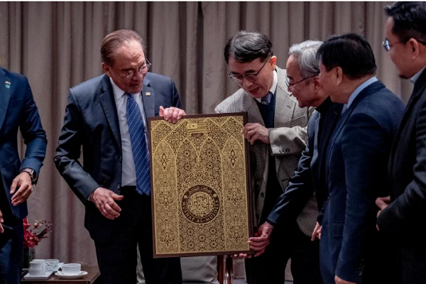 Malaysian Prime Minister Anwar Ibrahim presented a Quran with English and Korean translations to the Muslim community in South Korea on November 26, 2024.