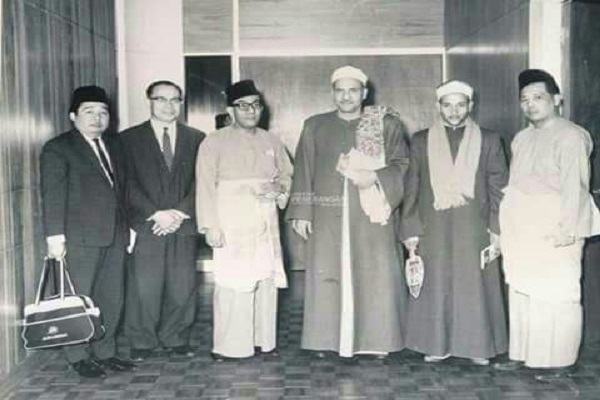 Kamil Yusuf Al-Bahtimi (third from right)