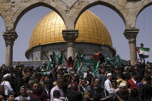 Palestinian worshippers at Al-Aqsa Mosque in al-Quds