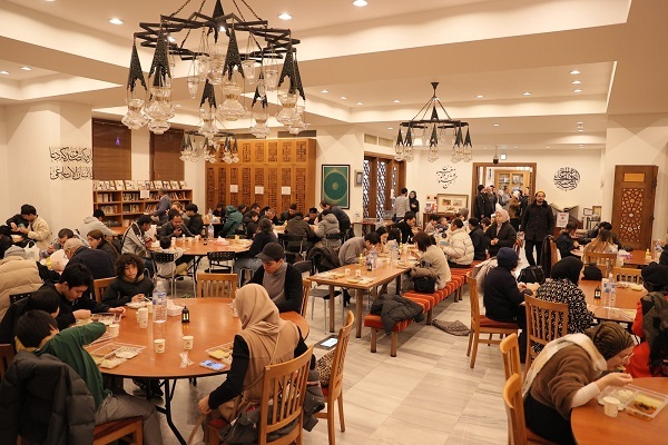 Japanese Muslims and non-Muslims break fast at Tokyo Mosque