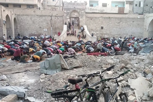 Palestinians say prayers at the site of Al-Omari Mosque in Northern Gaza that has been destroyed in the Israeli regime’s attacks.