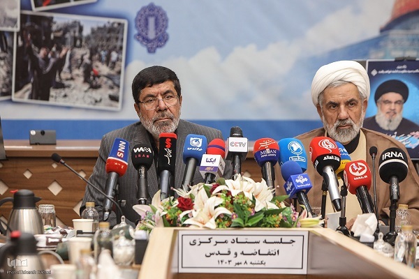 Ramezan Sharif (L), the head of the Intifada and al-Quds Committee of Iran’s Islamic Development Coordination Council