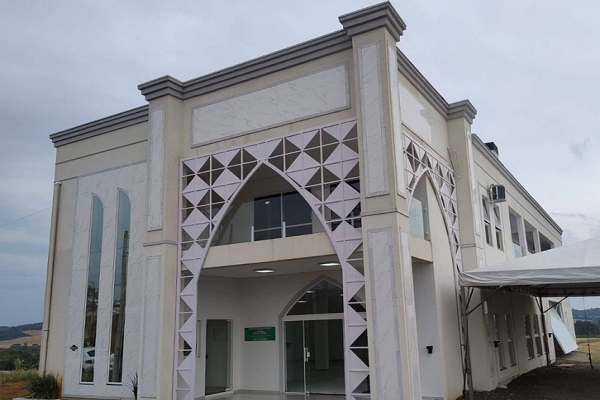 The first mosque and Islamic charity cultural center, sponsored by the Center for Islamic Propagation in Latin America (CDIAL), has opened in the southwestern state of Paraná, Brazil.