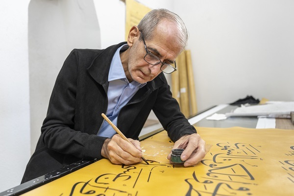 It Takes Iraqi Calligrapher 6 Years to Complete Largest Handwritten Quran   