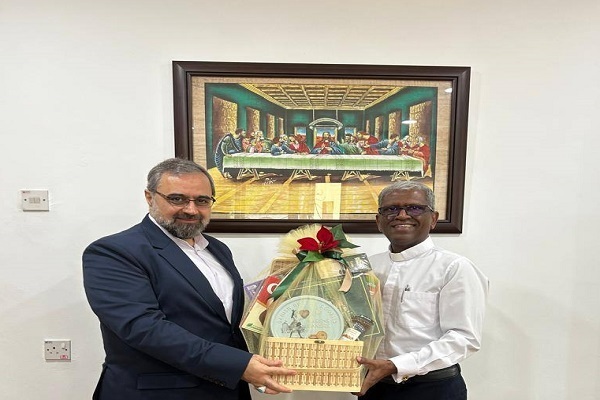 Iran’s Cultural Attaché in Malaysia Habib Reza Arzani met with the Bishop of the Methodist Church in Malaysia Jeyakumar on the eve of the birth of Jesus Christ (AS).