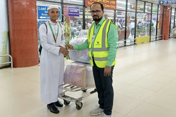 A Bangladeshi memorizer who has won a Quran competition was sent to perform Umrah.