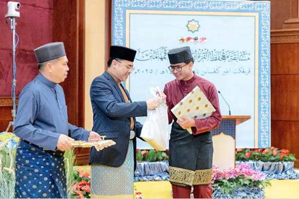 Deputy Minister of Religious Affairs Datuk Seri Paduka Mohd Tashim Hassan presenting souvenirs to the participants in Brunei’s national Quran contest (February 12, 2025).