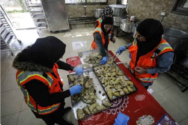 Initiative Provides Ramadan Iftars for Poor, Displaced Palestinians
