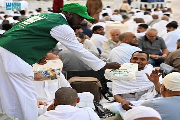 Worshippers at the Grand Mosque in Mecca served Iftar meals in Ramadan 2025