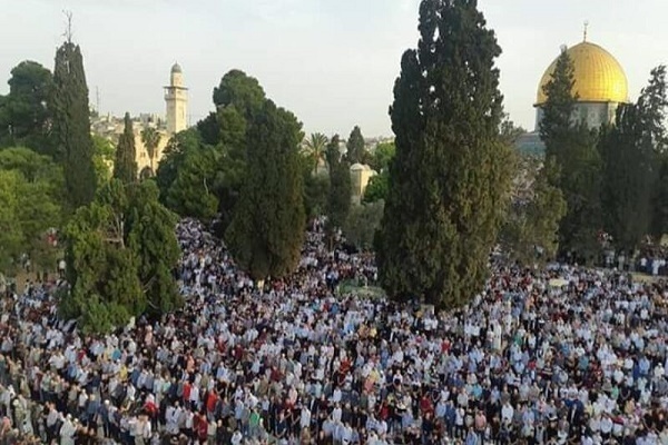 120,000 Palestinians Attend Eid al-Fitr Prayers at Al-Aqsa Mosque