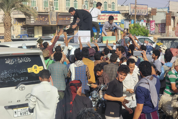 Distribution of copies of Quran and religious books in Yemen's Marib