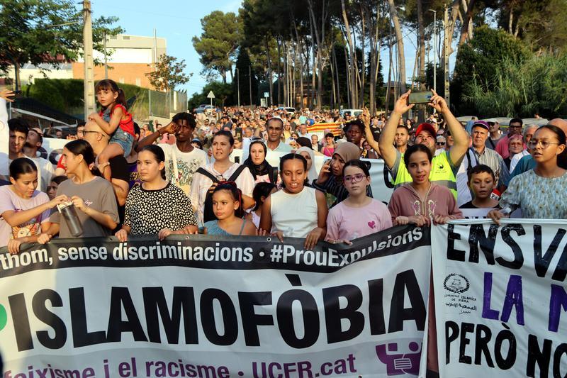 Spain: Rally in Piera Slams Islamophobia after Arson Attack on Local Mosque
