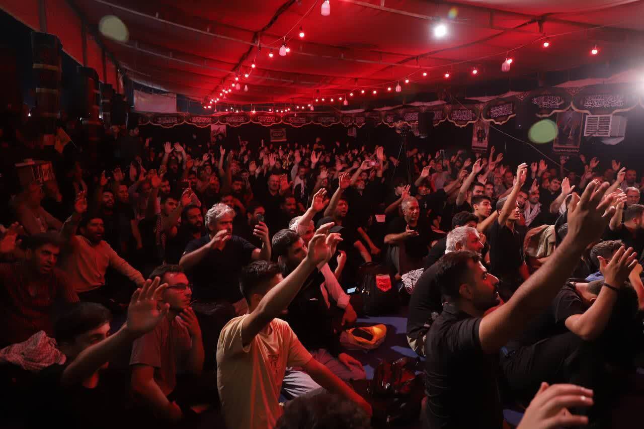 Pilgrims Mourn in Largest Arbaeen Quranic Tent on Najaf-Karbala Road
