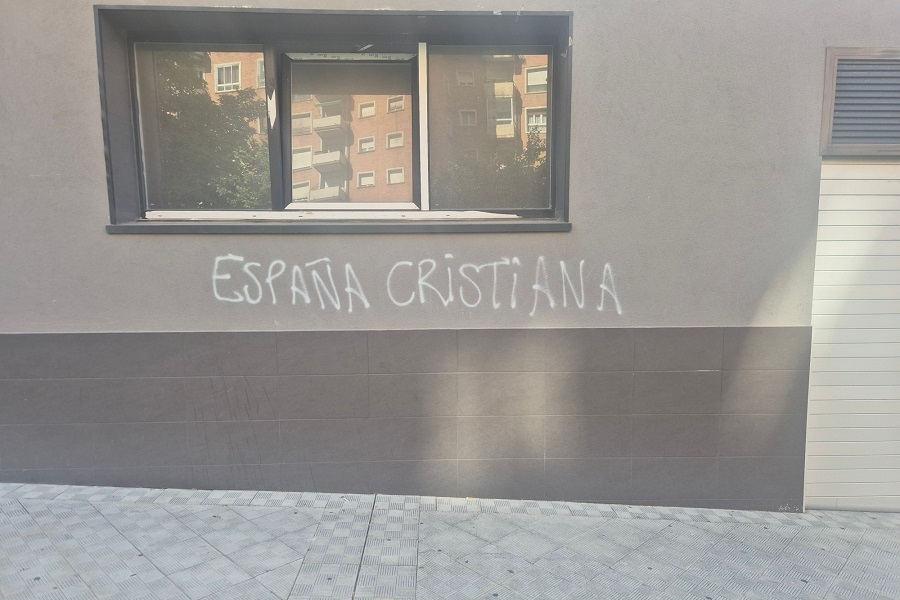 Spain: Pamplona Mosque Targeted with Anti-Muslim Graffiti