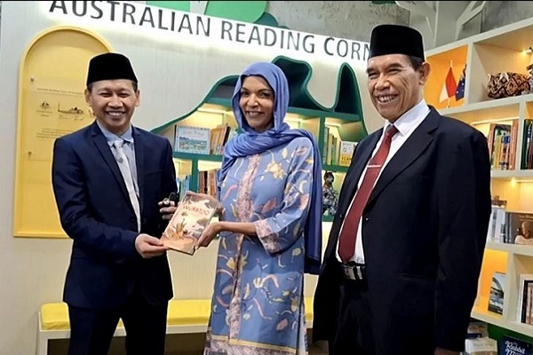 Australian Minister Donates Books to Istiqlal Mosque Library