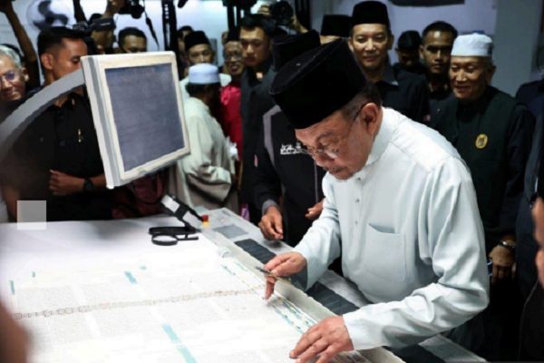 Malaysia’s Prime Minister Anwar Ibrahim attended the launch of the 30th Quran printing and translation (in Russian) in Putrajaya on August 8, 2025.
