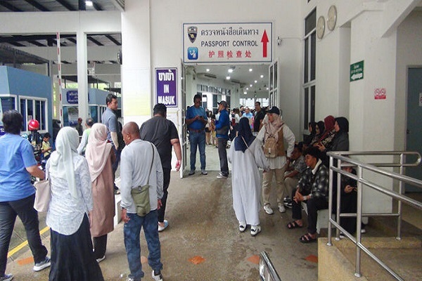 Malaysian tourists arriving for passport inspection at Betong border checkpoint, Yala Province, to enter Thailand during Malaysia's long holiday weekend on September 16, 2025.