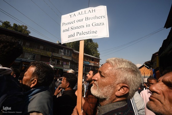 Kashmiri Muslims hold placards as they chant slogans against Israel and the U.S. during a protest against Israel's military operations in Gaza, on October 13, 2023, in Budgam, west of Srinagar, Indian-administered Kashmir, India. (Photo by Mubashir Hassan, IQNA)