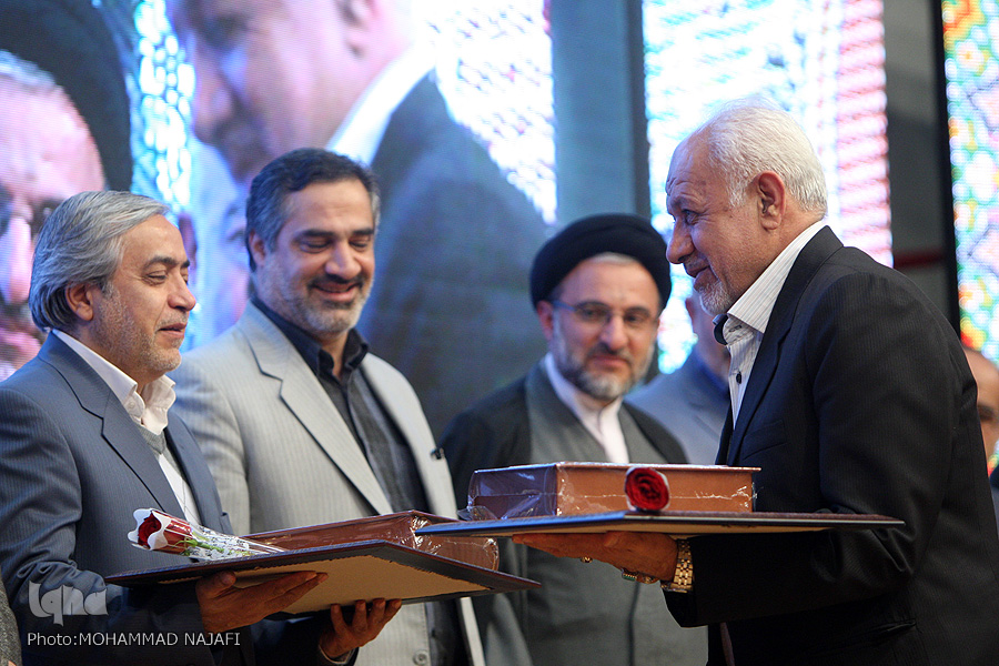دهمین همایش تکریم چهرههای قرآنی برگزار شد دهمین همایش تکریم چهرههای قرآنی برگزار شد