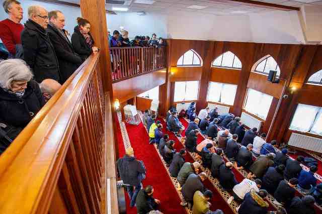 غیرمسلمانان در مسجد ولز به شنیدن آیات قرآن و دیدن نماز مسلمانان نشستند/ ادیت شده