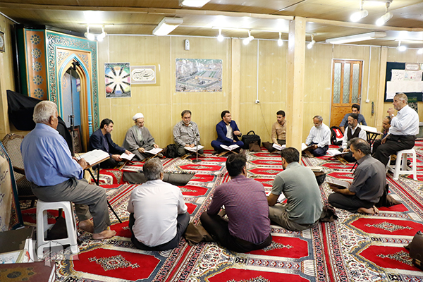 جلسه قرآن در دل پارکی که کلکسیونی از آسیبهای اجتماعی است + عکس