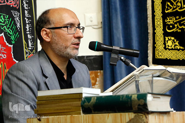اهمیت جایزه در جذب به سمت قرآن کریم/ عالم قرآنی که عامل به قرآن بود+صوت و عکس