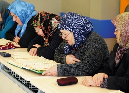 فراگیری روخو‌انی قرآن در 70 سالگی + عکس / در حال تکمیل