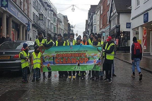 اقدام ستودنی جوانان مسلمان انگلیسی در آستانه سال نو میلادی اقدام ستودنی جوانان مسلمان انگلیسی در آستانه سال نو میلادی