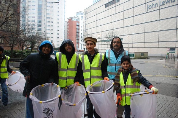 اقدام ستودنی جوانان مسلمان انگلیسی در آستانه سال نو میلادی اقدام ستودنی جوانان مسلمان انگلیسی در آستانه سال نو میلادی
