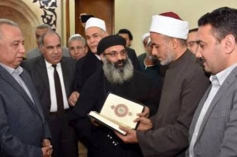 کشیشی که قرآن به امام جماعت هدیه داد