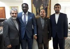 اهدای قرآن به وزیر مشاور رئیس&zwnj;جمهور سنگال+عکس