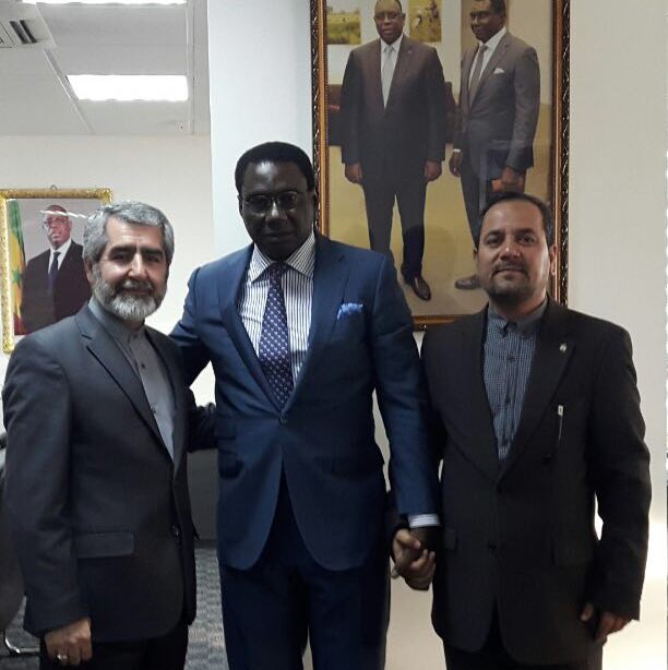 اهدای قرآن به وزیر مشاور رئیس&zwnj;جمهور سنگال+عکس